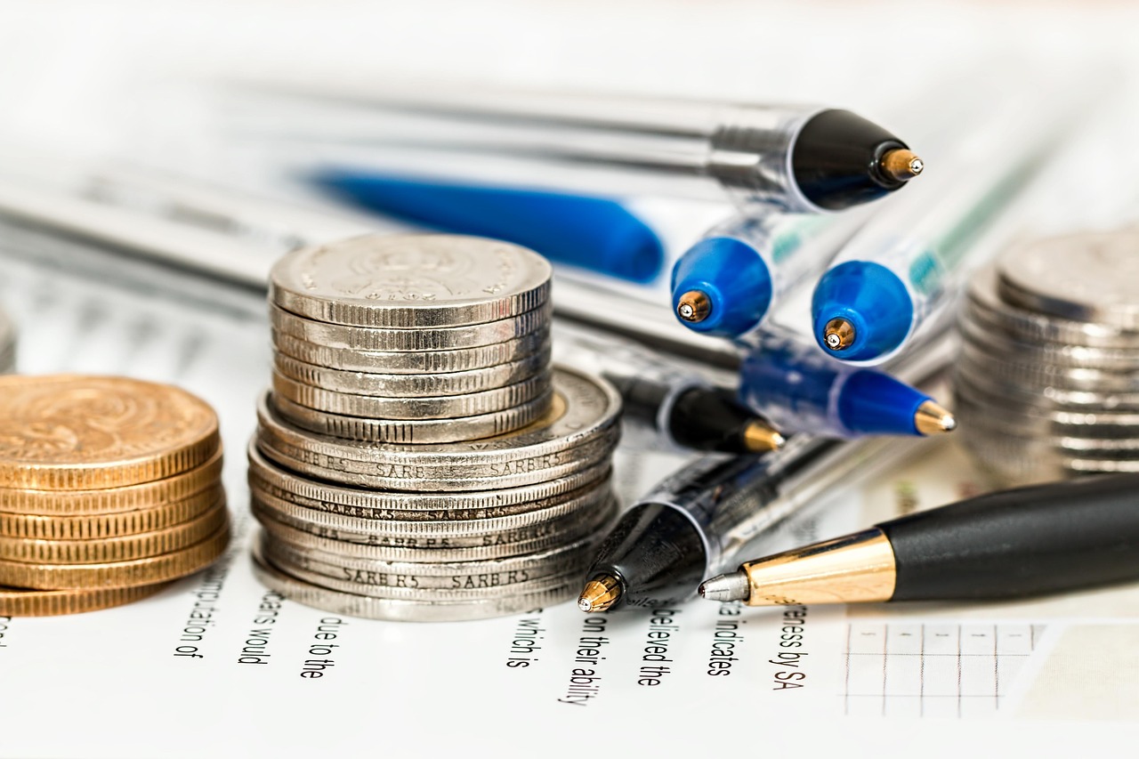 Financial Advisor Fees: Fee-Only vs AUM Guide