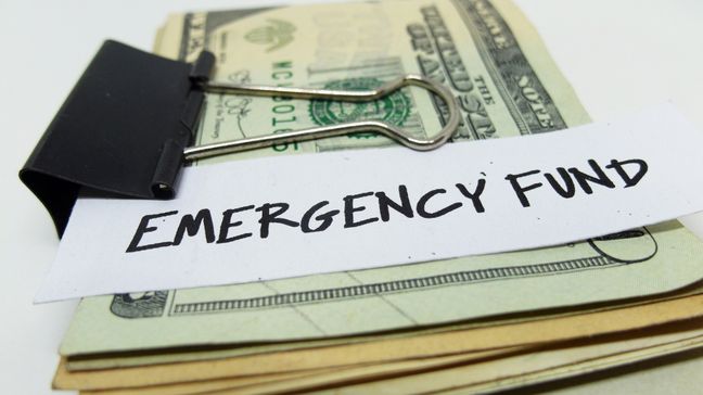 Digital interface showing a personal finance calculator for emergency savings.