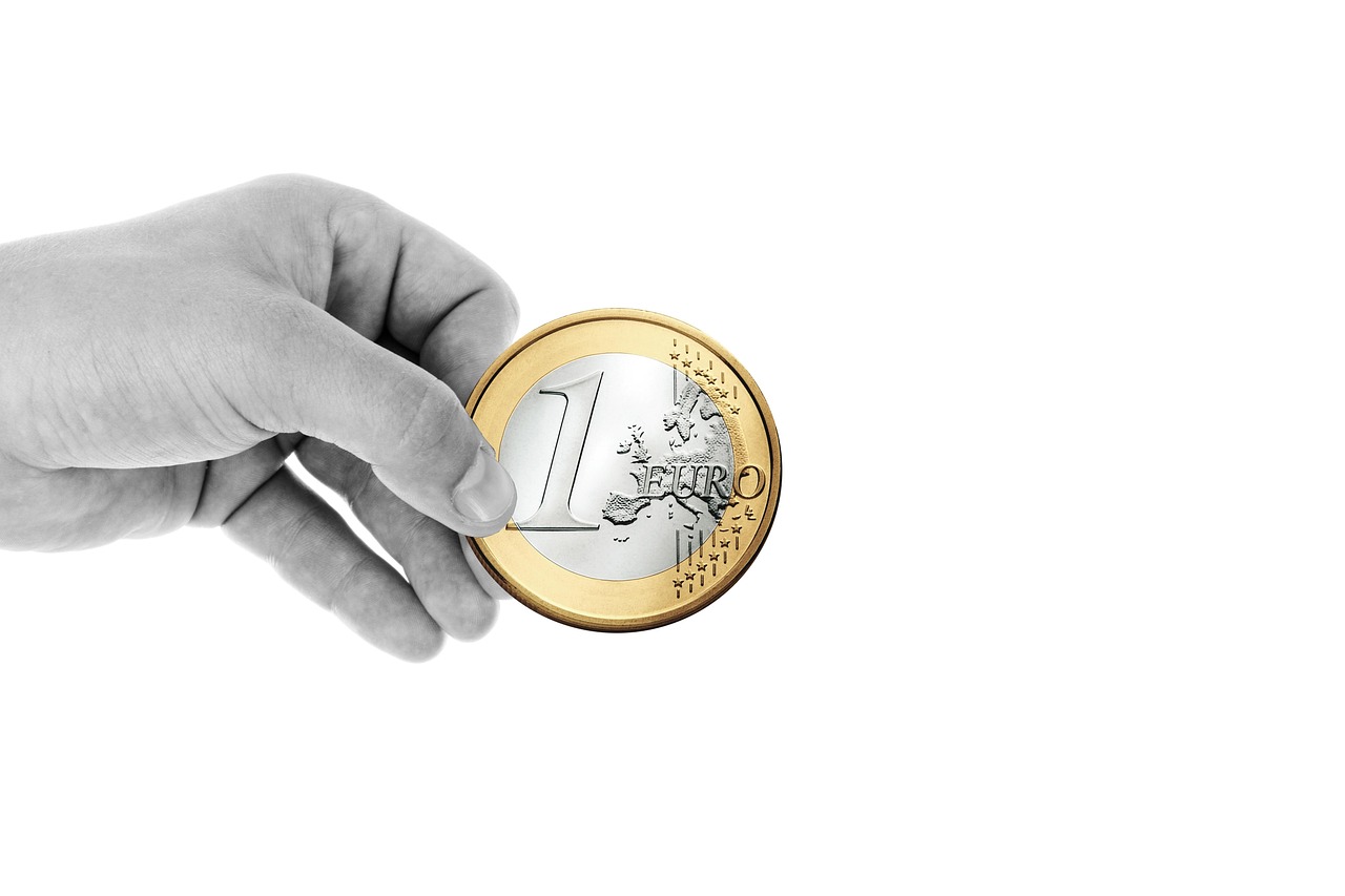 A decorative scale balancing silver and gold coins representing different payoff methods.