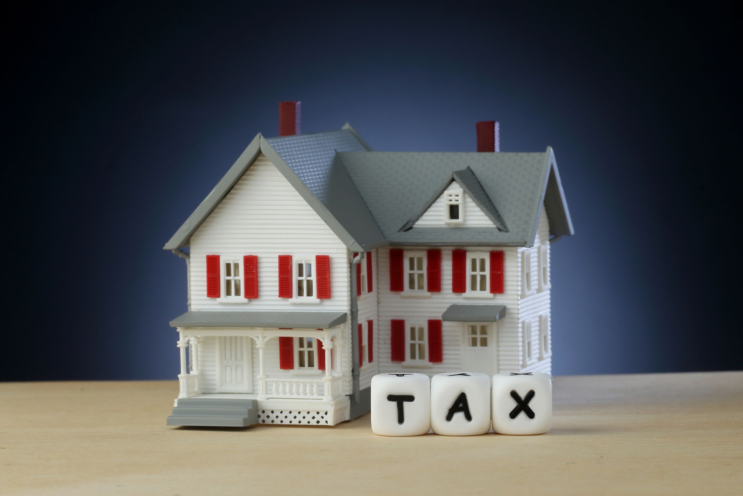 Infographic text stating 'These 3 States Might End Property Taxes: What Homeowners Should Know'.