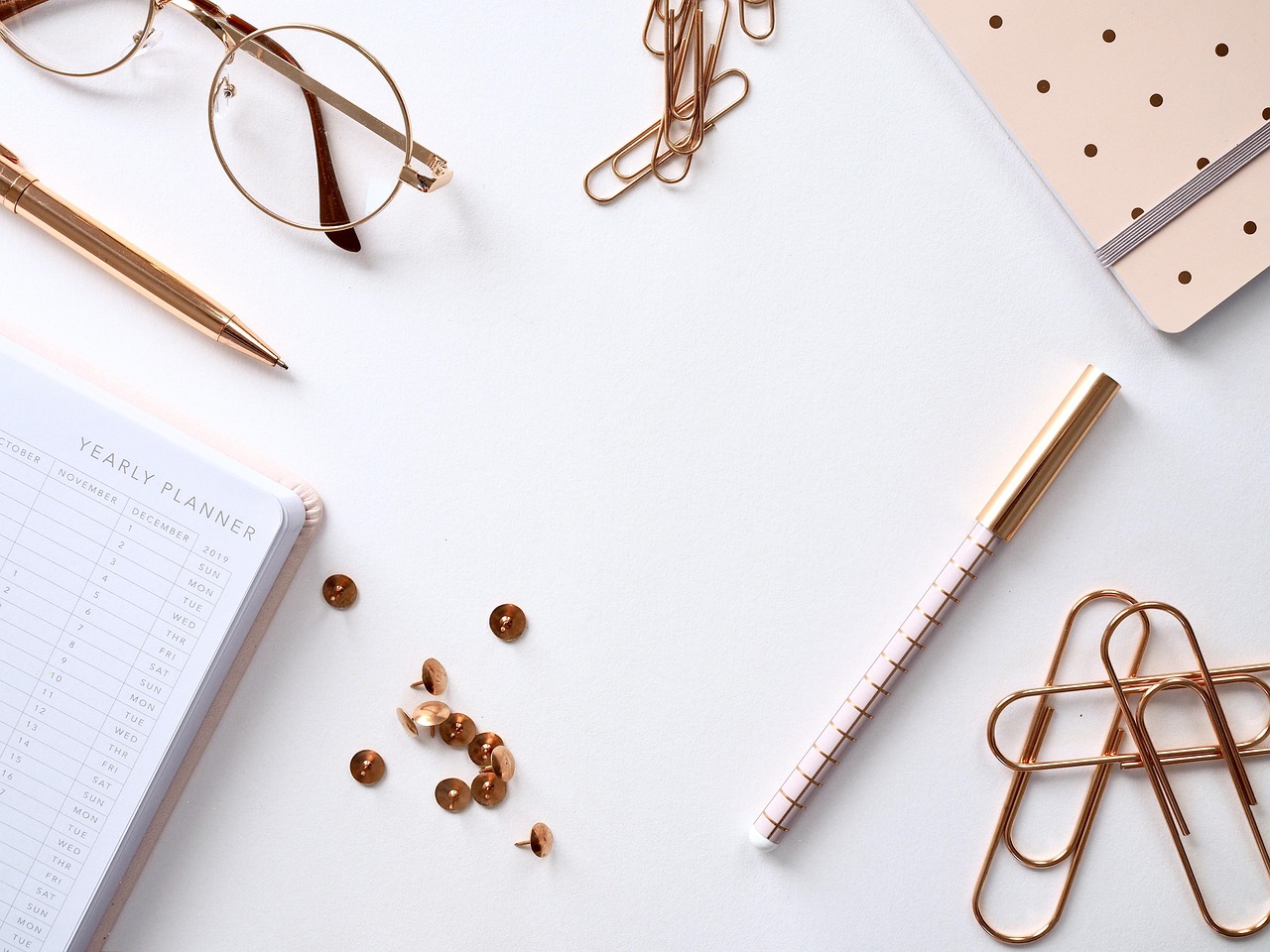 A question mark written on a notepad to introduce common questions about credit cards.