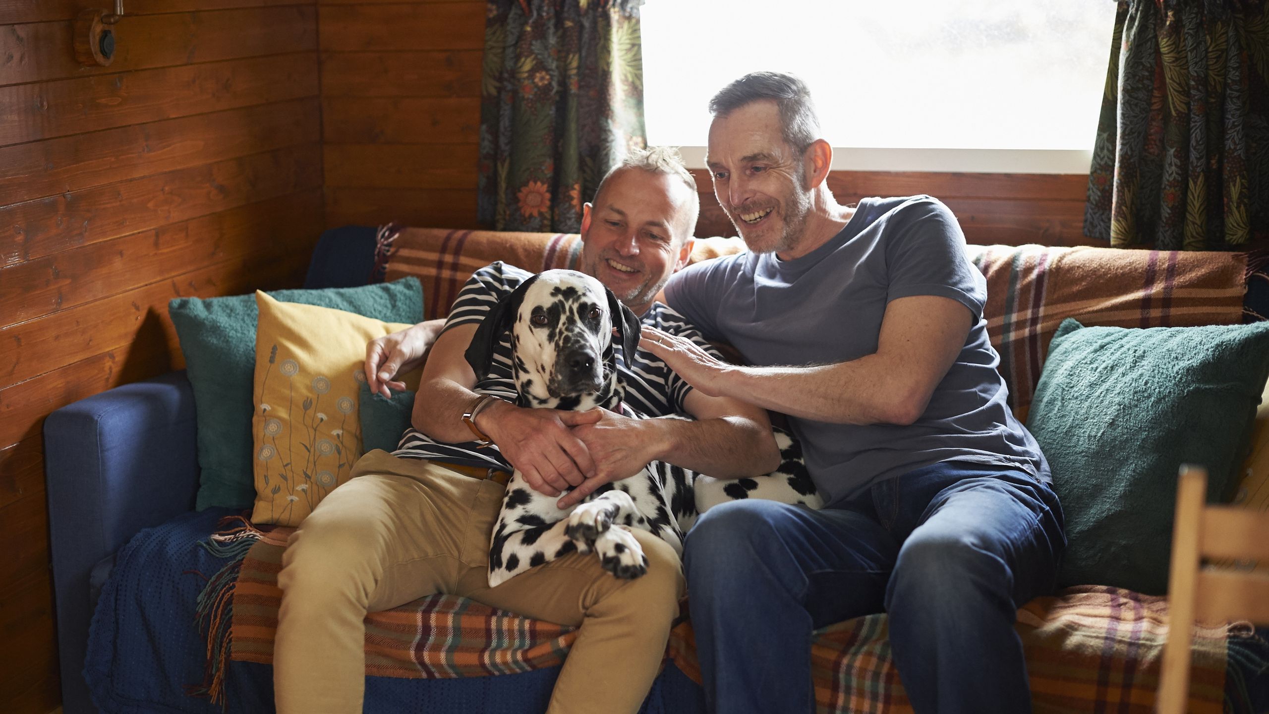Financial advisor explaining estate planning documents tailored for unmarried and same-sex couples.